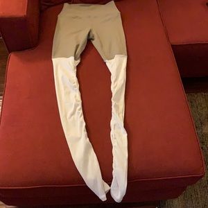 Two toned (S) Alo leggings w/ ribbed bottom half.